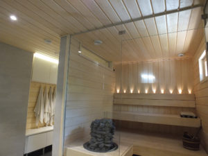 Studio Obake Valoisa kylpyhuone ja sauna